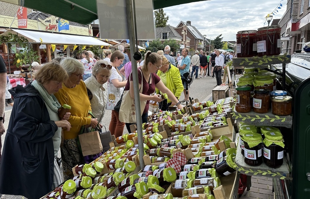 Foto-1-Bezoekers-op-de-Nationale-Jammarkt-Neede-2023.jpg