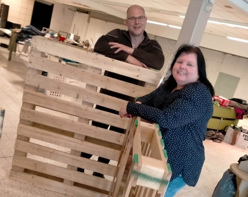 stichting-re-free-renate-en-man-bij-een-pallet-in-de-winkel