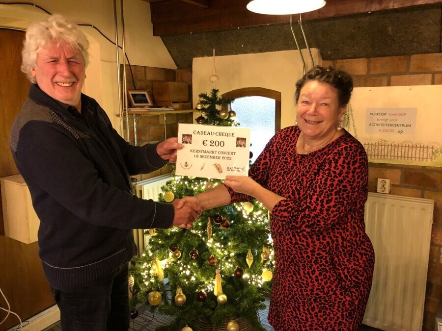 Henk-Wesselink-deelt-cheque-uit-aan-Henrice-Teunissen
