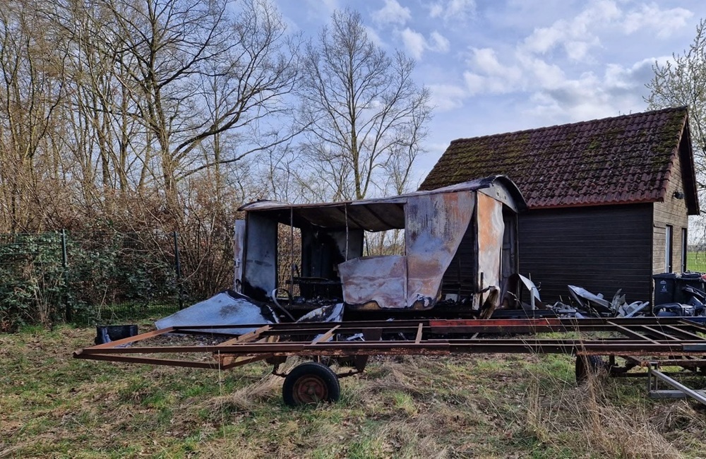 20260312-schaftwagen-Buurtvereniging-Bekveld-volledig-uitgebrand.jpg