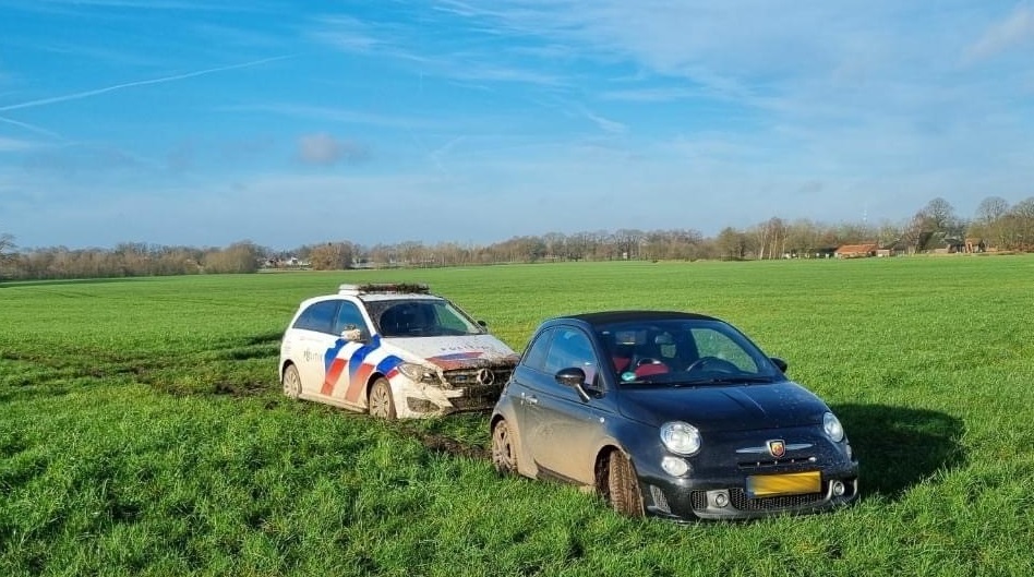 20240213-achtervolging-van-politie-en-man-en-vrouw-auto-eindigd-in-akker-in-groenlo