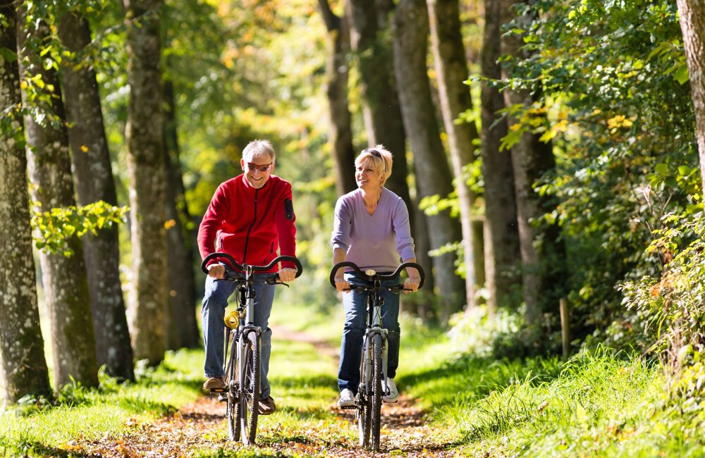 senior man en vrouw fietsen (002).jpg