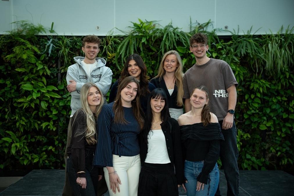 SA7096352-studenten-voor-onderzoek-kijk-luister