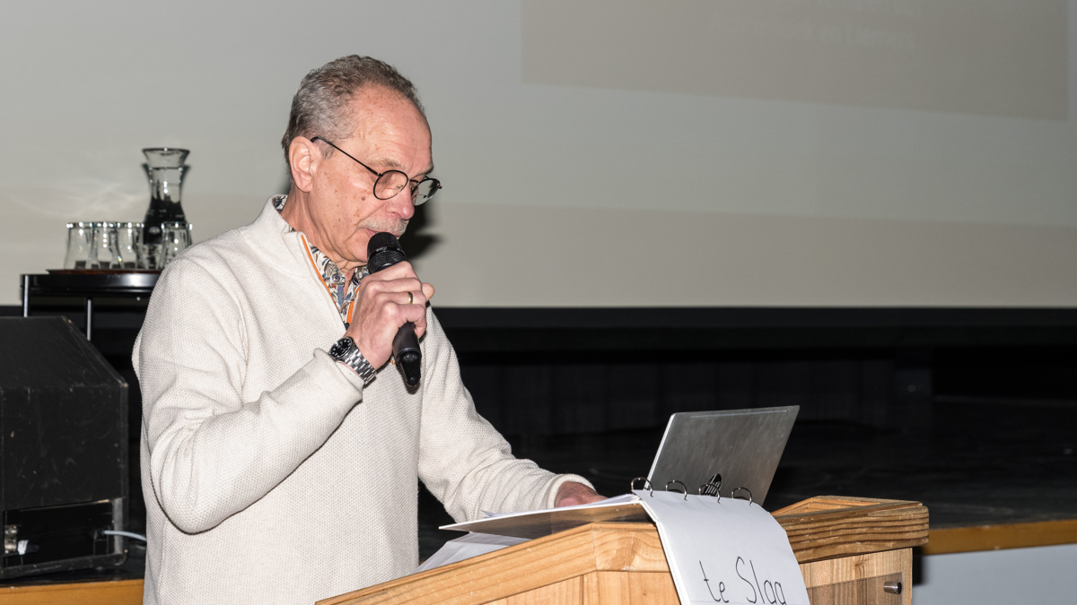 Bert Helmink uit Aalten vertelde op 't Waeketreffen 2026 'n stark verhaal FOTO JANETTE VAN EGTEN (002)