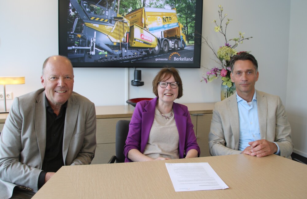 Gemeente sluit overeenkomst met aannemers Roelofs Groep BV en NTP BV (002)