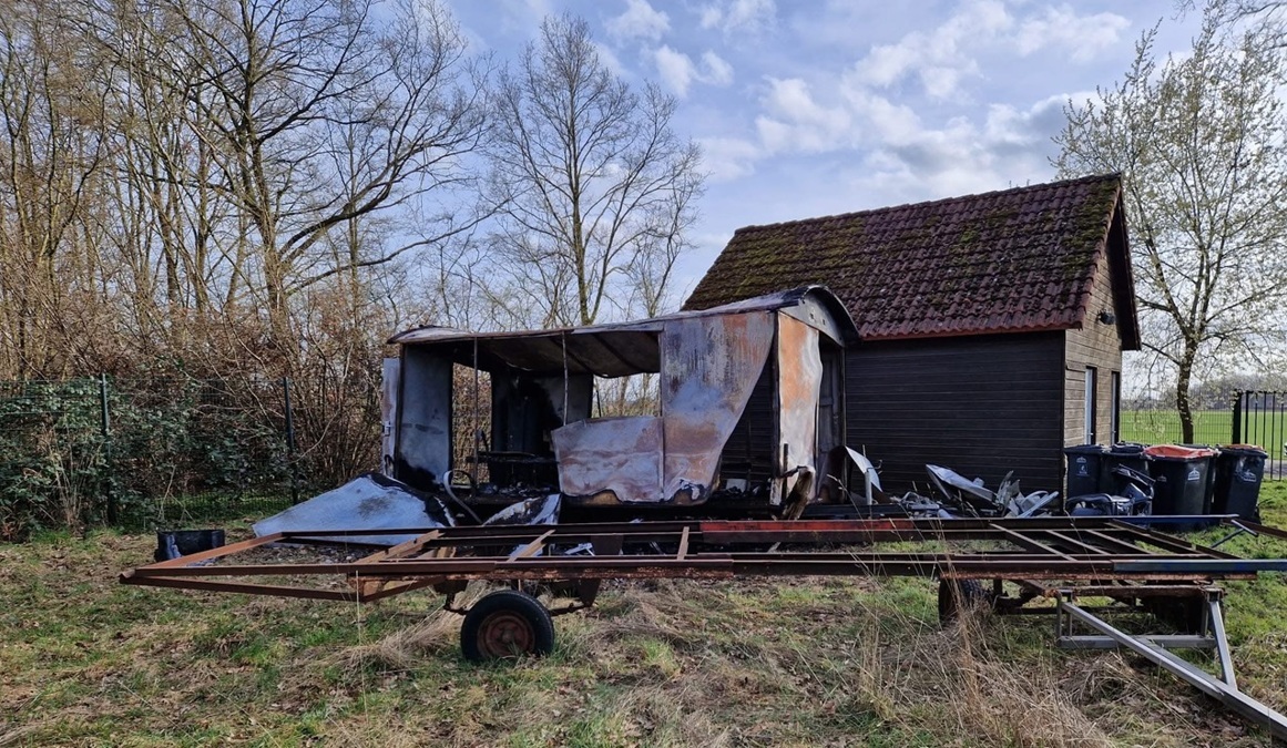 20260312-schaftwagen-Buurtvereniging-Bekveld-volledig-uitgebrand.jpg