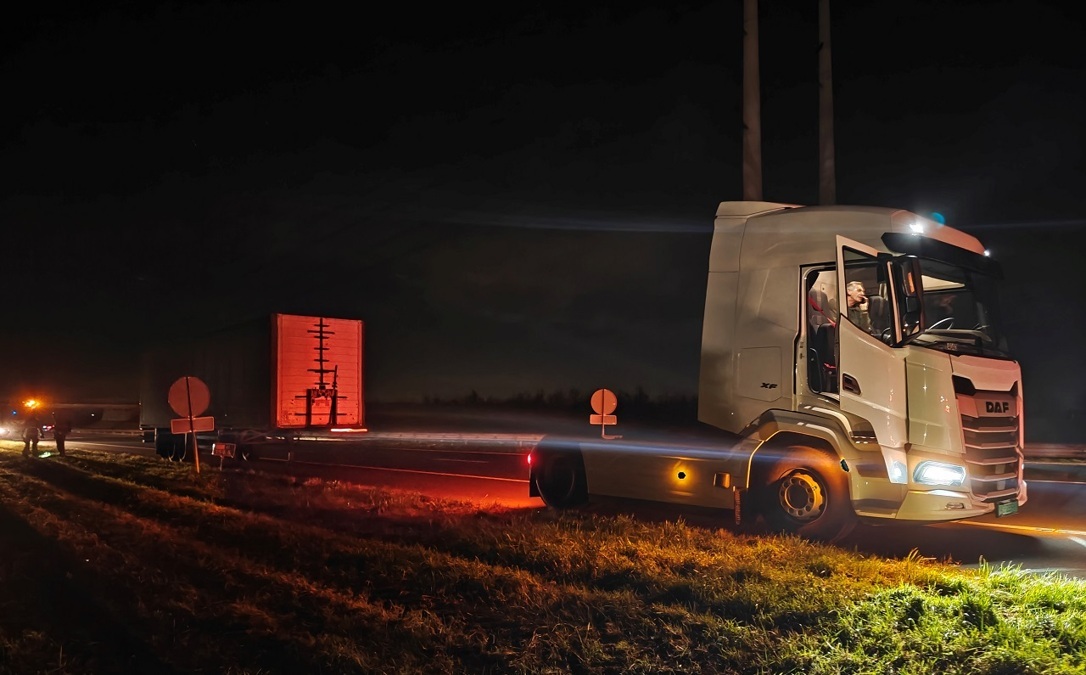 20241129-Oplegger-van-vrachtwagen-loopt-aan-brandweer-rukt-uit